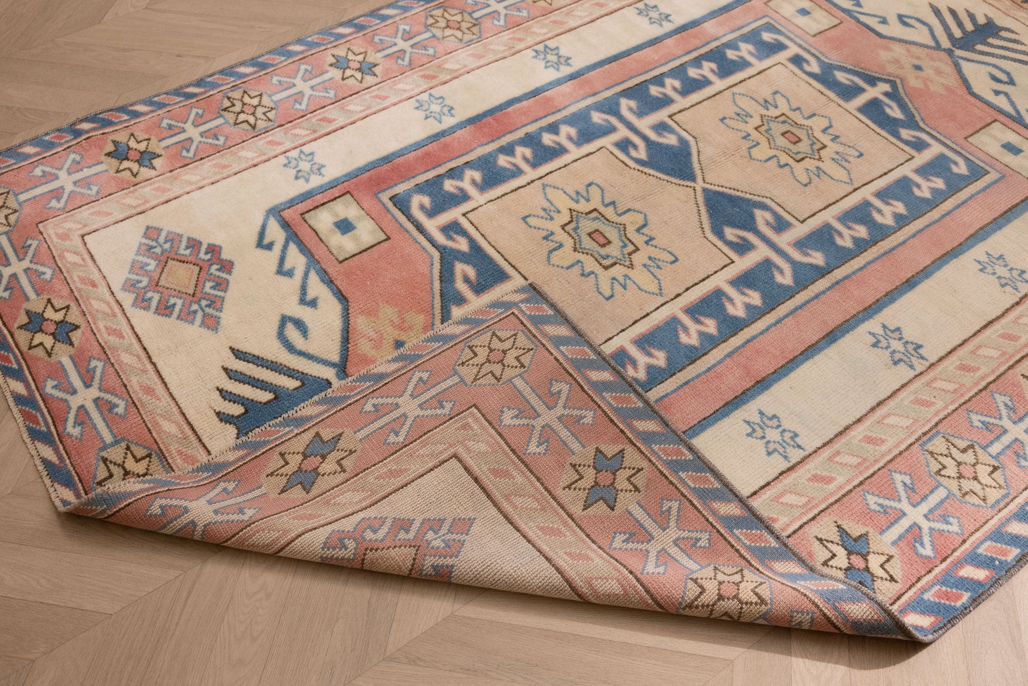 Vintage Niğde Turkish Area Rug 5x6 ft — White & Red Geometric