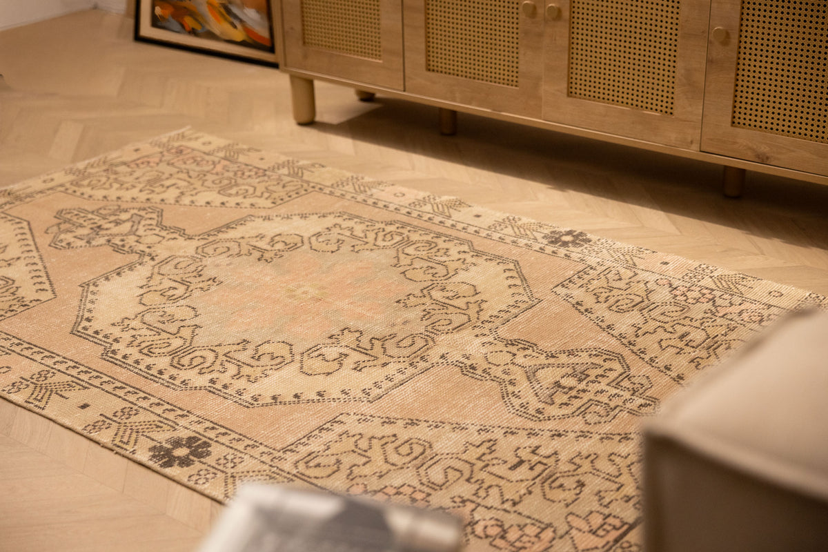 Vintage Nevşehir Turkish Area Rug 4x6 ft — Beige & White Medallion