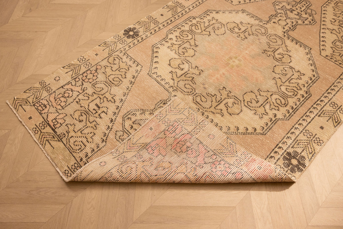 Vintage Nevşehir Turkish Area Rug 4x6 ft — Beige & White Medallion