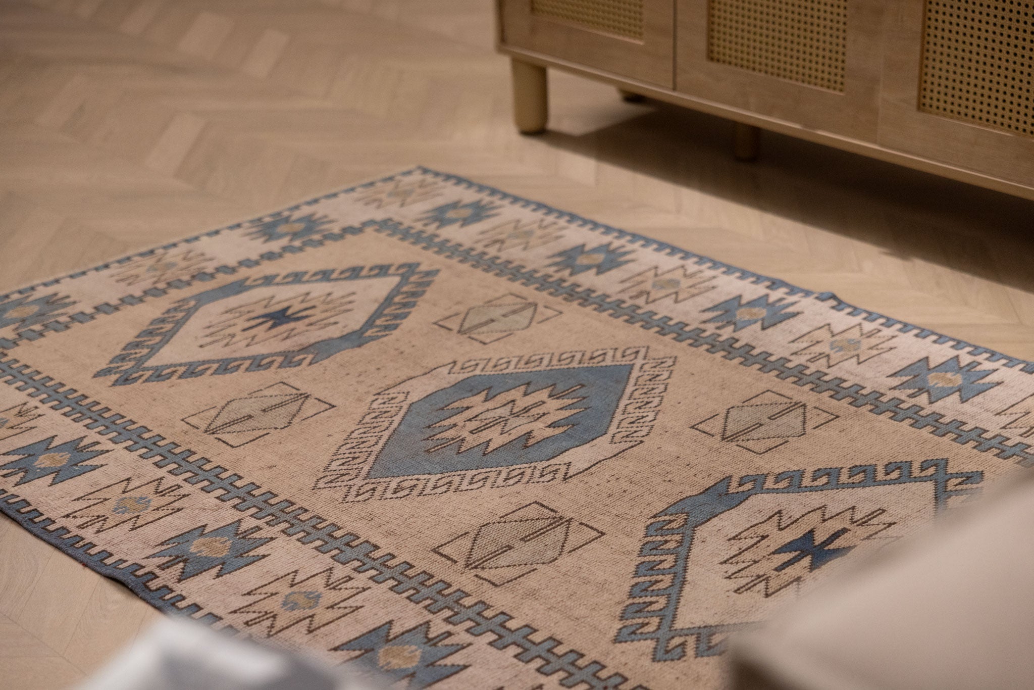 Vintage Niğde Turkish Area Rug 4x6 ft — Beige & Blue Geometric