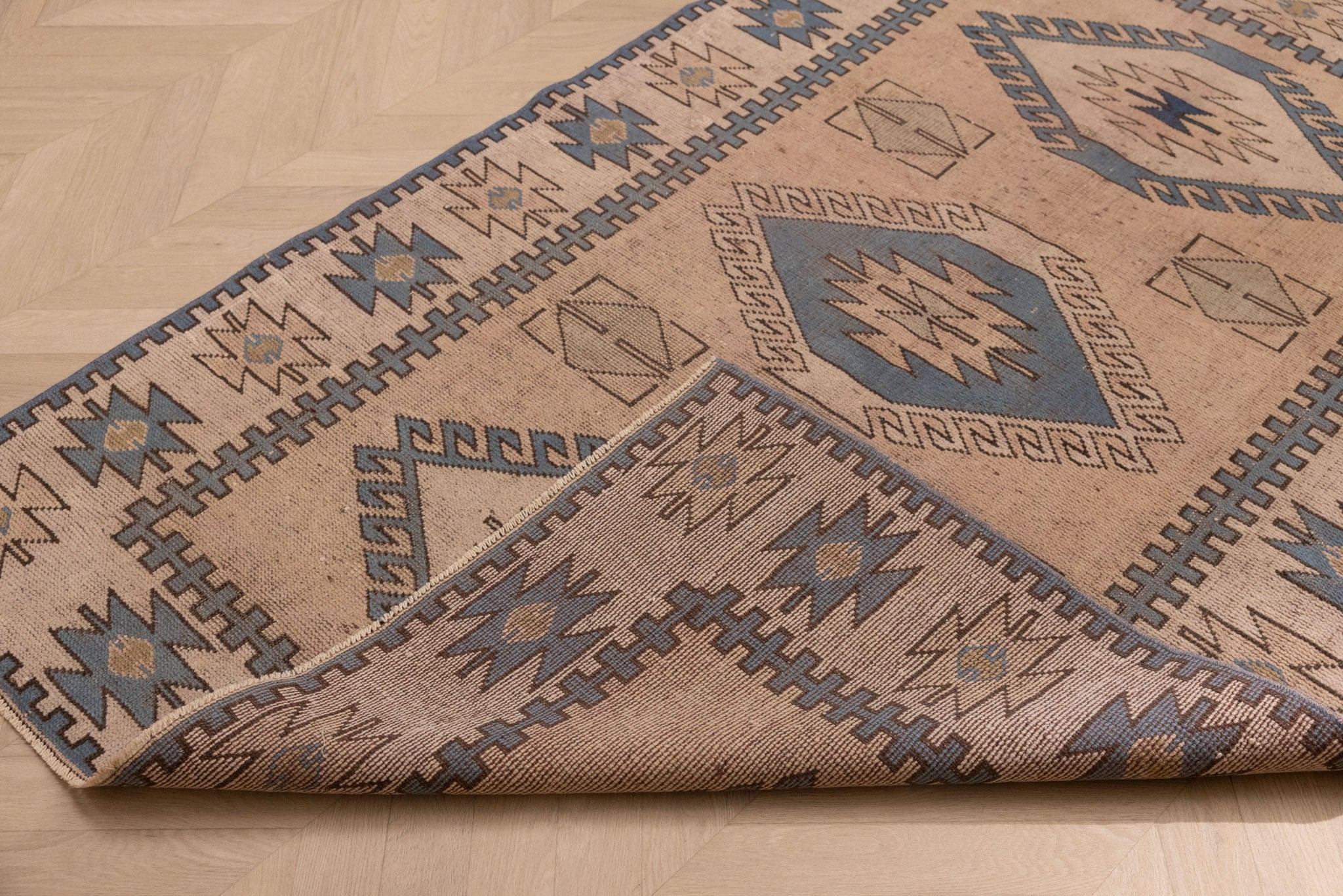 Vintage Niğde Turkish Area Rug 4x6 ft — Beige & Blue Geometric