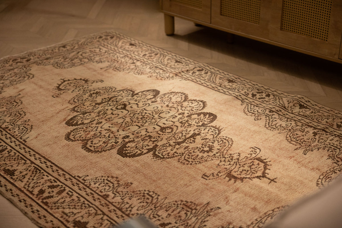 Vintage Manisa Turkish Area Rug 4x8 ft — White & Orange Medallion