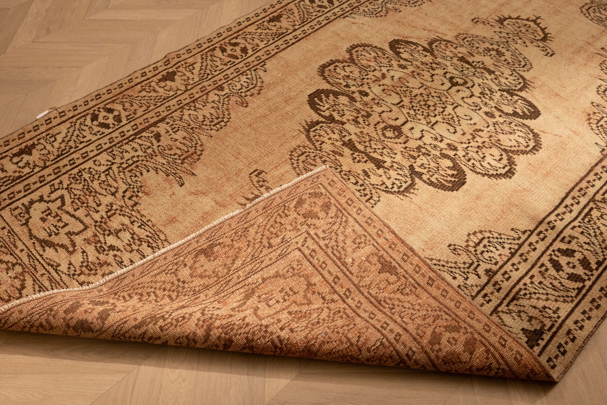 Vintage Manisa Turkish Area Rug 4x8 ft — White & Orange Medallion
